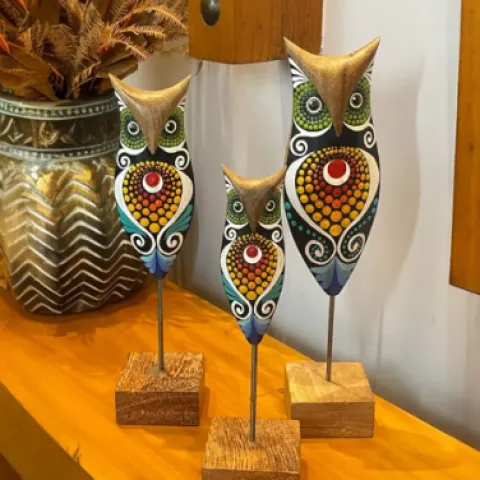Trio de Corujas de Madeira em Pontilhismo